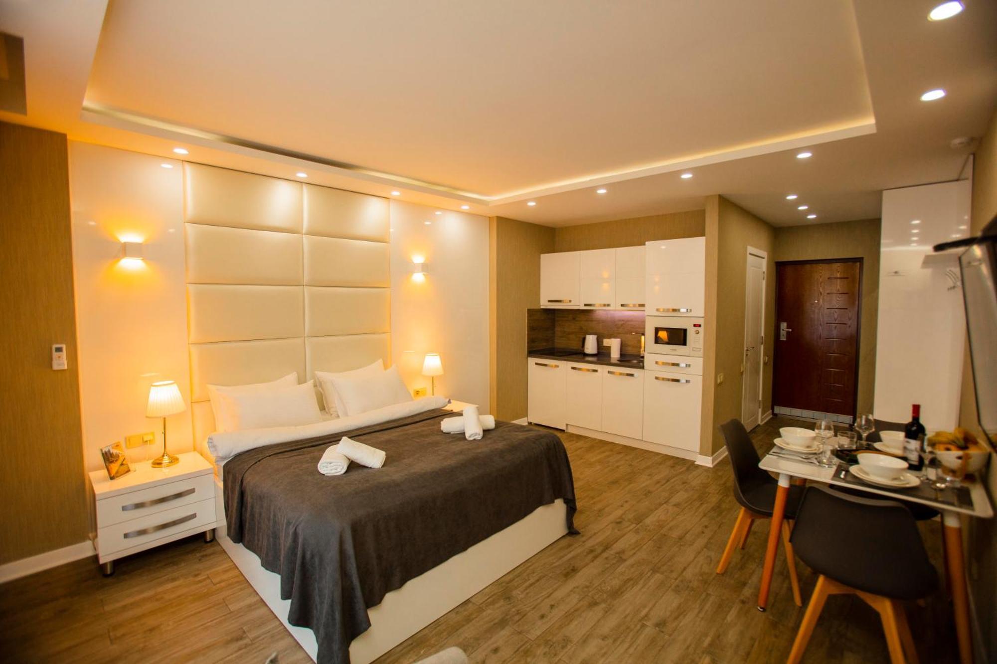Holiday Lux Tower Batumi Exterior foto